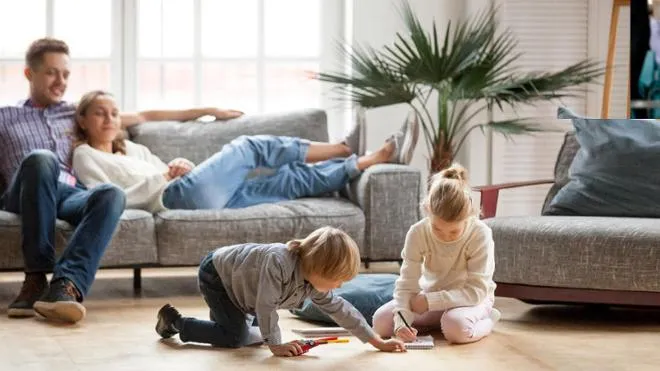 Familia con niños en casa