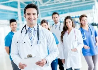 Pareja consultando su seguro de salud